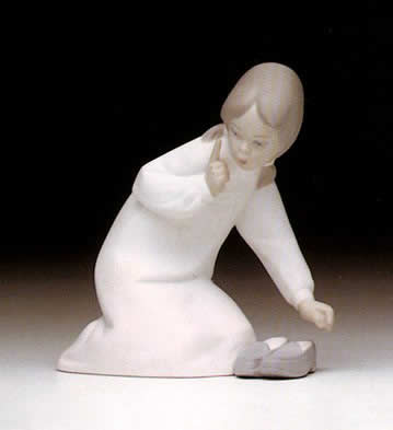 Lladro 4523 LITTLE GIRL WITH SLIPPERS Pricing and Reference Guide